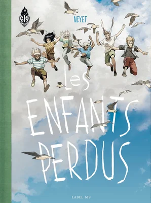 Couverture de la BD « Les Enfants Perdus » de Neyef : un groupe d'enfants et des oiseaux volent dans un ciel bleu nuageux.