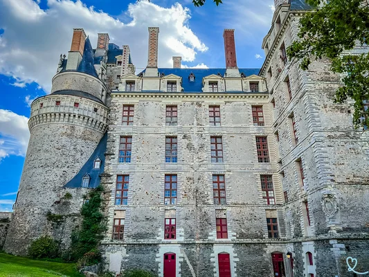 Le château de Brissac en Anjou, plus haut château de France et lieu de la légende de la Dame Verte