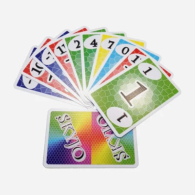 Éventail de cartes colorées du jeu Skyjo tenu en main, avec des numéros visibles et un dos arc-en-ciel.