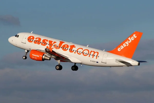 Avion EasyJet Airbus A320 en vol, avec la livrée orange et blanche de la compagnie aérienne