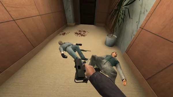 Capture d'écran du mod VR de Max Payne 2 : vue subjective, le personnage tient une arme dans un couloir où gisent deux corps sans vie.