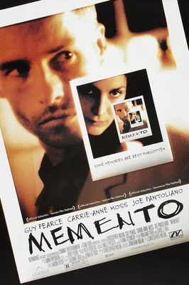 Affiche du film Memento de Christopher Nolan montrant le visage de Guy Pearce en gros plan, avec une photo Polaroid d'une femme superposée créant un effet de mise en abyme.