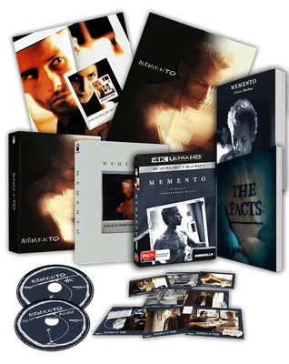 Édition collector 25e anniversaire de Memento en 4K Ultra HD Blu-ray, avec boîtier, disques, livret et cartes postales.