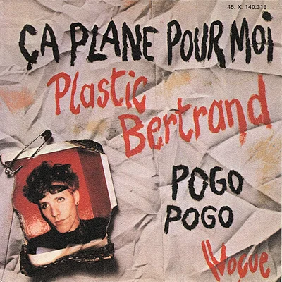 Pochette du 45 tours « Ça plane pour moi » de Plastic Bertrand (1977) sur fond papier froissé, lettrage manuscrit, mention Pogo Pogo, logo Vogue et portrait épinglé d'un jeune homme aux cheveux bouclés portant un bandeau