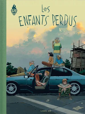 Couverture de la BD « Les Enfants Perdus » de Neyef : un groupe de jeunes gens rassemblés autour d'une voiture bleue dans un décor extérieur.
