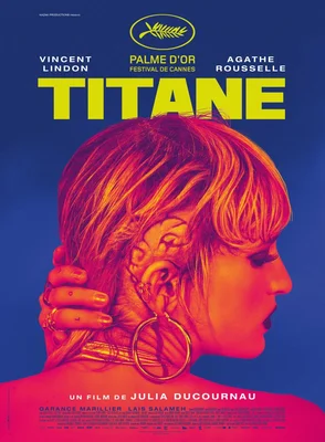 Affiche du film Titane de Julia Ducournau montrant un portrait de profil au cou tatoué avec une main posée sur la tête, titre jaune en gras sur fond bleu et magenta