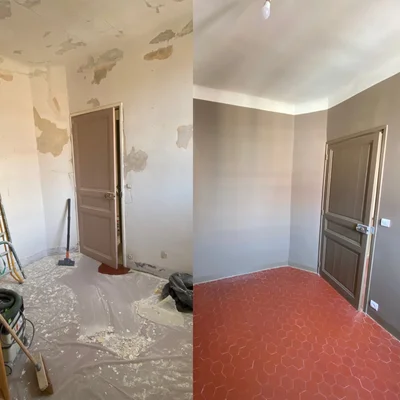 Photo composite avant-après d'une rénovation totale d'appartement par une entreprise de peinture à Sanary-sur-Mer : à gauche pièce en chantier avec plâtre écaillé et outils, à droite même pièce repeinte en blanc avec sol en carreaux hexagonaux rouges
