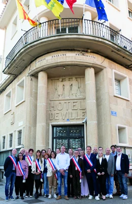 Membres du nouveau conseil municipal de Bandol, portant des écharpes tricolores, posant en groupe devant l'hôtel de ville en pierre avec devise Liberté Égalité Fraternité