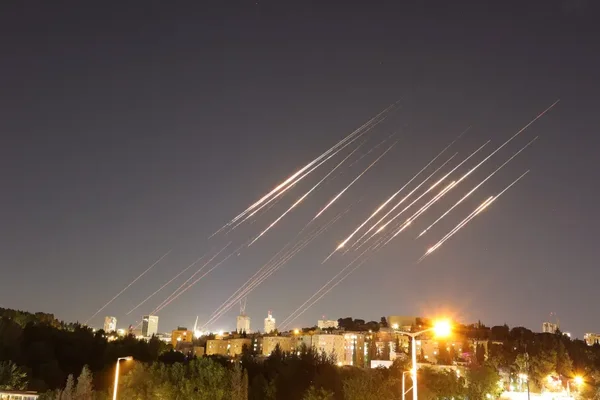Missiles balistiques iraniens illuminant le ciel nocturne au-dessus d'Israël le 14 juin 2025 lors de l'attaque de représailles après les frappes israéliennes