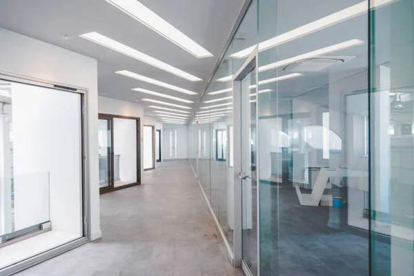 Couloir vide et lumineux à l'intérieur d'un immeuble de bureaux moderne inoccupé