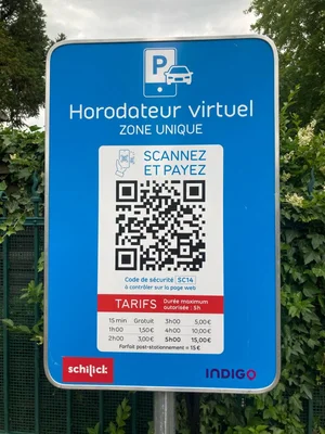 Rue de Strasbourg avec stationnement payant par horodateurs virtuels, illustration du paiement du stationnement en ville