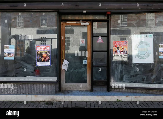 Boutique fermée avec rideau métallique baissé dans le centre-ville de Wantage, Oxfordshire, au Royaume-Uni