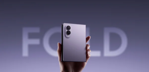 Smartphone pliable Samsung Galaxy Z Fold 8 légèrement déplié, tenu incliné dans une main