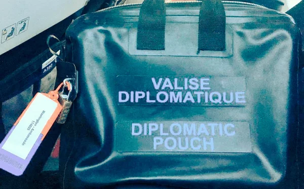 Illustration associée à l'article sur les lettres, médailles et bijoux transportés dans une valise diplomatique