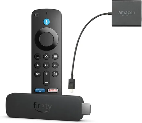 Le Fire TV Stick 4K Plus d'Amazon avec sa télécommande vocale, son adaptateur secteur USB et son adaptateur Ethernet, présentés sur fond blanc.
