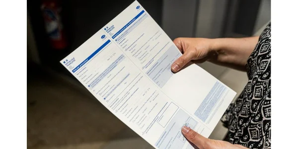 Formulaire de vote par procuration pour les municipales 2026, tenu par des mains dans le cadre d'une démarche électorale