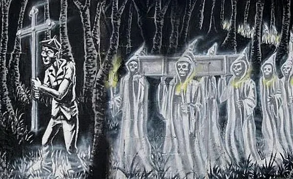 Illustration noir et blanc de la Santa Compaña, une procession funèbre dans une forêt sombre : un homme portant une croix mène des figures capuchees squelettiques transportant un cercueil.