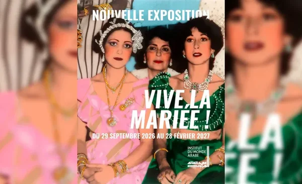 Affiche promotionnelle de l'exposition « Vive la mariée ! » à l'Institut du monde arabe, présentant trois femmes en tenues formelles et parures de joaillerie