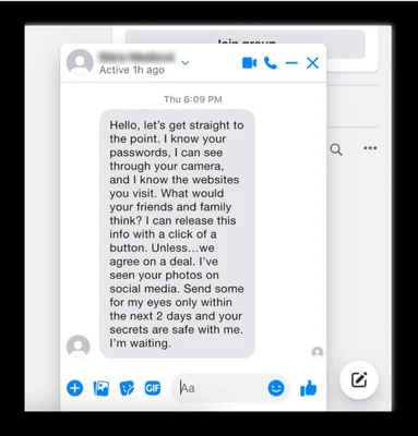 Capture d'écran d'une conversation Facebook Messenger affichant un message de chantage à la webcam demandant des photos sous menace de divulgation d'informations personnelles