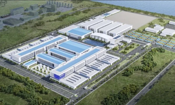 Vue d'artiste du complexe industriel de l'usine de matériaux de batteries d'Orano et XTC New Energy à Dunkerque : bâtiments blancs aux toits bleus, routes, parkings et espaces verts près de l'eau.