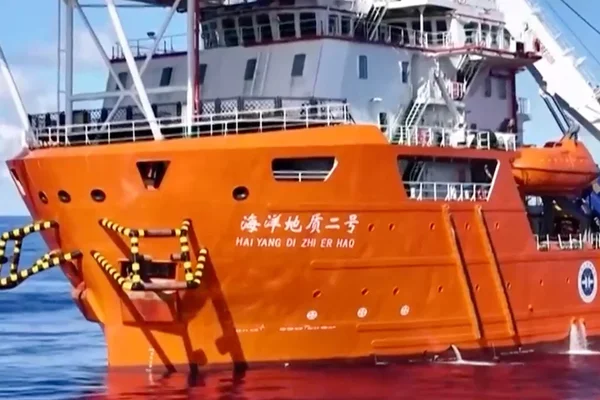 La proue du navire de recherche océanographique chinois HAI YANG DI ZHI ER HAO ( ) évoluant en mer, orange avec son nom inscrit sur la coque