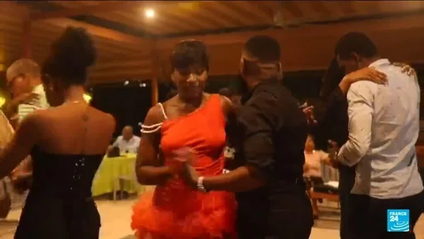 Image extraite d'un reportage de France 24 sur l'inscription du compas haïtien au patrimoine culturel de l'UNESCO : des danseurs sur un terrain de danse