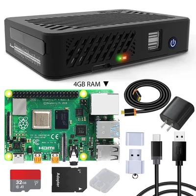 Raspberry Pi 4 Model B 4GB RAM avec sa boîte DeskPi Lite, alimentation, câble HDMI, carte microSD 32GB et lecteur USB disposés sur fond blanc