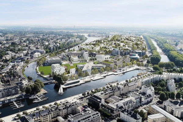 Vue aérienne de Caen avec la rivière traversant la ville, mêlant bâtiments modernes et traditionnels, espaces verts et marina, illustrant le quartier de la presqu'île face à la montée des eaux