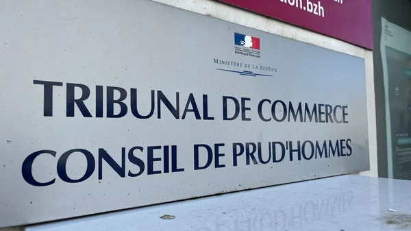 Enseigne de pierre blanche du ministère de la Justice affichant « Tribunal de Commerce » et « Conseil de Prud'hommes » en lettres bleu foncé