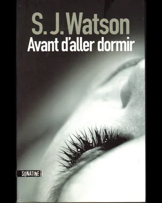 Couverture de l'édition française du livre Avant d'aller dormir de S. J. Watson, photographie noir et blanc d'un œil fermé avec des cils prononcés