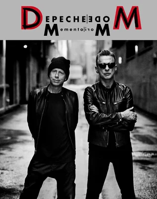Affiche promotionnelle du Memento Mori Tour 2023 de Depeche Mode, montrant en noir et blanc deux membres du groupe debout dans une ruelle sombre
