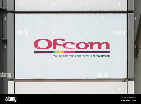 Panneau blanc avec le logo d'Ofcom, le régulateur des communications au Royaume-Uni, fixé sur la façade de son siège à Southwark, accompagné de sa devise 'making communications work for everyone'