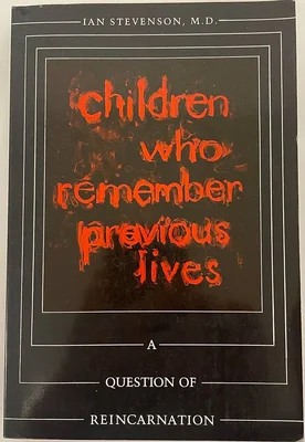 Couverture du livre 'Children Who Remember Previous Lives' du psychiatre Ian Stevenson, avec titre en rouge sur fond noir bordé de blanc, ouvrage de référence sur les souvenirs d'une vie antérieure rapportés par des enfants