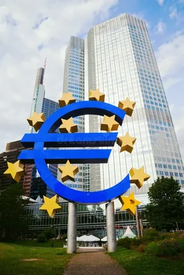 Symbole bleu du euro avec étoiles jaunes devant le siège de la Banque centrale européenne à Francfort, Allemagne