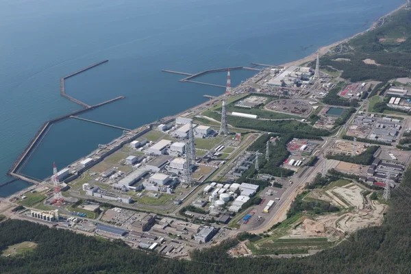 Vue aérienne de la centrale nucléaire de Kashiwazaki-Kariwa de la TEPCO, située sur le littoral de la mer du Japon à Kashiwazaki, dans la préfecture de Niigata