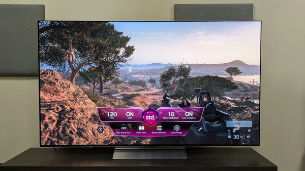 Téléviseur LG C6 OLED affichant un jeu de tir à la première personne Battlefield V avec un tableau de bord Game Optimiser indiquant 120 FPS et VRR à l'écran
