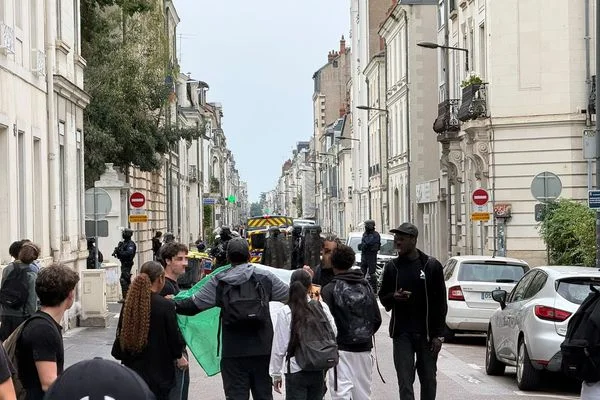 Confrontation entre lycéens et forces de l'ordre dans une rue étroite de Tours, devant le lycée Balzac, lors d'un mouvement de mobilisation où un jeune a été grièvement blessé