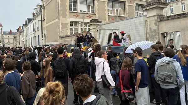 Grande foule de lycéens et d'étudiants rassemblés dans une rue devant le lycée Balzac à Tours, certains montés sur un véhicule en arrière-plan, lors d'un blocage