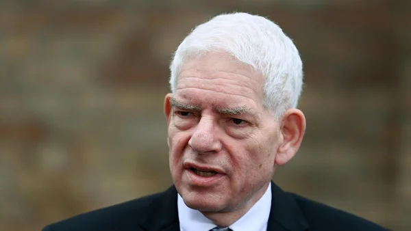 Josef Schuster, président du Zentralrat der Juden in Deutschland, en costume sombre, devant la synagogue de Halle/Saale, avec une expression grave