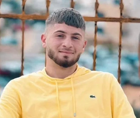 Portrait de Walid Ahmed, adolescent palestinien de 17 ans détenu qui est mort de faim dans une prison israélienne, souriant avec un sweat jaune à capuche