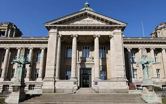 Bâtiment judiciaire néoclassique à Hambourg avec son portique à colonnes, son fronton et son large escalier, lieu du procès pour espionnage au profit de l'Iran