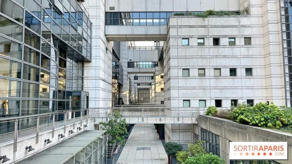 Le Ministère de l'Économie et des Finances à Bercy, Paris, avec sa façade vitrée et son architecture moderne, vue de l'extérieur