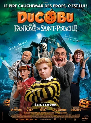 Affiche officielle du film Ducobu et le Fantôme de Saint-Potache montrant les personnages devant une maison hantée décorée de citrouilles et d'un squelette pour l'Halloween