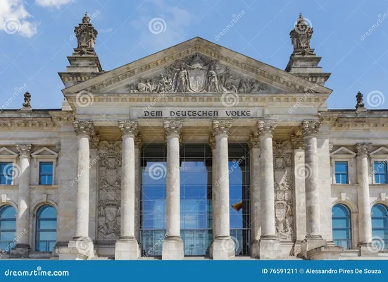 Façade principale du Reichstag à Berlin, avec ses grandes colonnes corinthiennes et l'inscription « DEM DEUTSCHEN VOLKE »