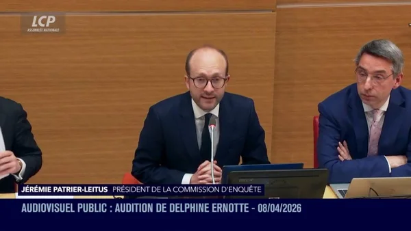 Jérémie Patrier-Leitus s'exprimant au micro lors d'une audition de la commission d'enquête de l'Assemblée nationale sur l'audiovisuel public, un autre député assis à ses côtés