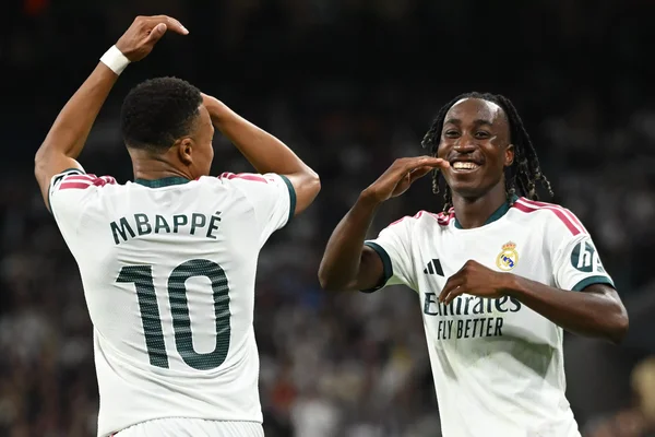 Yan Diomande et Kylian Mbappé, joueurs du Real Madrid, célèbrent le premier but au Santiago Bernabéu lors du match de LaLiga face à Villarreal CF le 10 octobre 2026