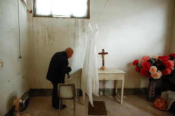Catholiques chinois dits « clandestins » lors d'une cérémonie religieuse, illustrant les défis de l'église souterraine pour les relations du pape avec la Chine