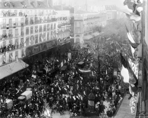 Peinture en noir et blanc représentant une foule immense célébrant dans les rues de la ville en 1918, spectateurs se pressant aux fenêtres et balcons des immeubles
