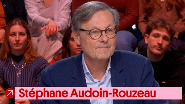 L'historien Stéphane Audoin-Rouzeau, aux cheveux gris et portant des lunettes et un blazer bleu, alertant sur le risque de catastrophe guerrière en Europe lors d'une émission de télévision