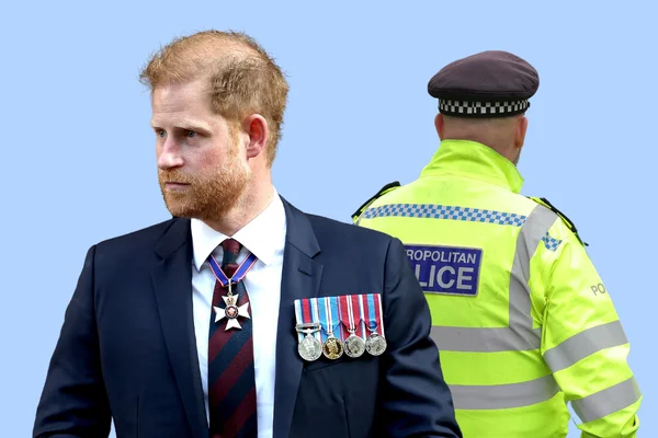 Le prince Harry, aux cheveux roux et barbu, en costume sombre et décoration, devant un policier portant une veste haute visibilité